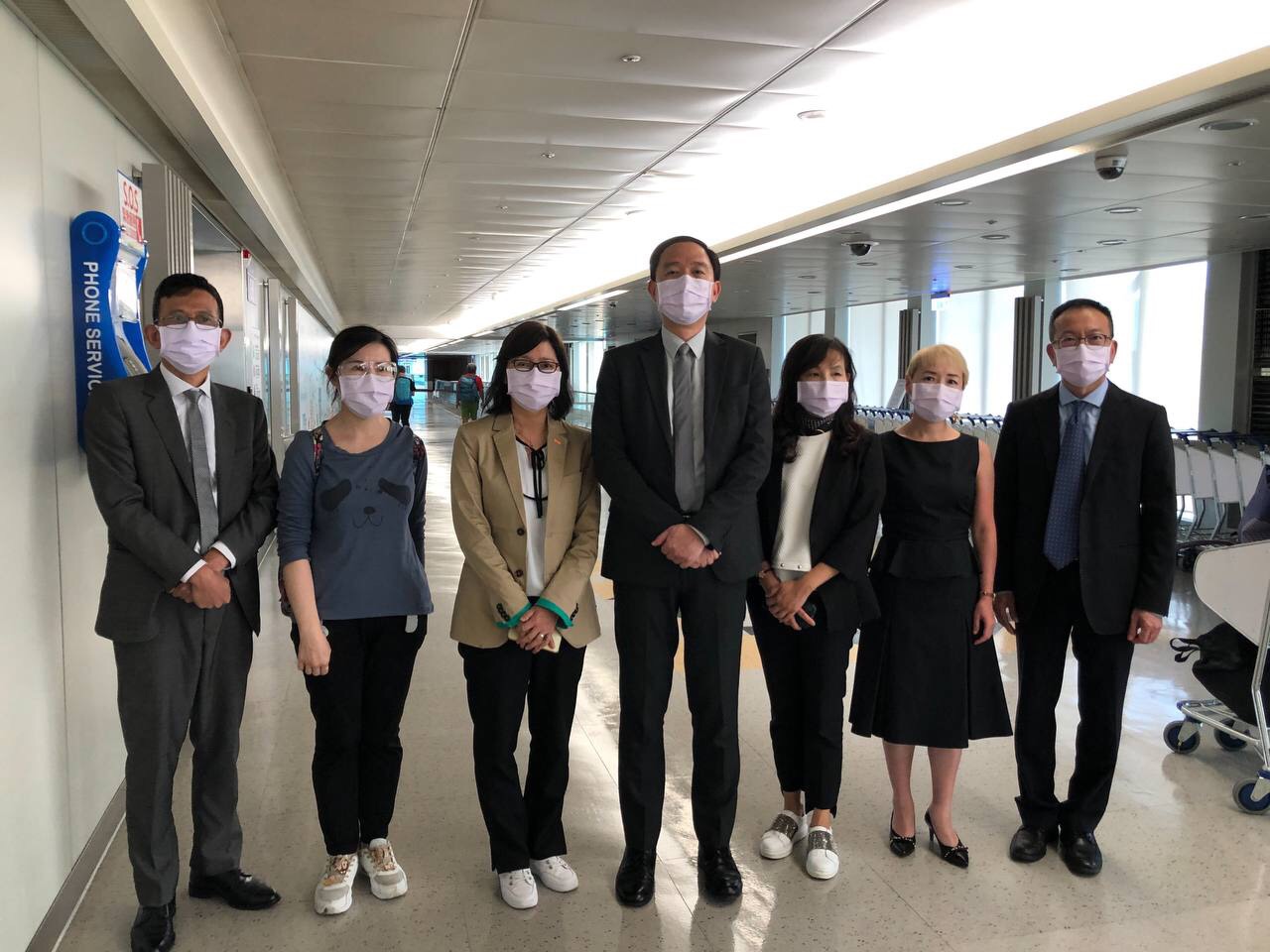 台灣駐香港辦事處代理處長林振宙（左四）7名官員，20日下午順利抵台，完成政府交付的任務。（翻攝陸委會臉書）