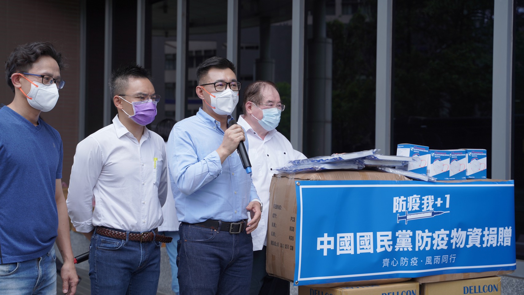國民黨主席江啟臣21日到輔大醫院和淡水馬偕捐贈醫療物資。(國民黨提供)