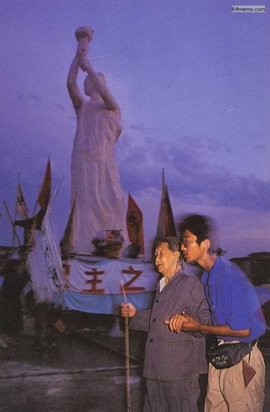 八九民運整個過程中，北京城區市民幾乎都是支持學生的。圖為一位老太太在學生的攙扶下也來觀看民主女神像。（1989.5.31 ／六四檔案）