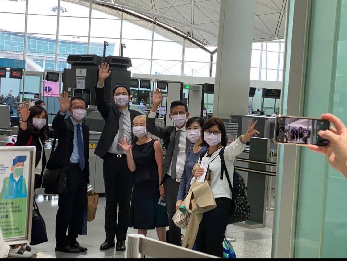 台灣駐香港辦事處代理處長林振宙（左三）7名官員，20日下午順利抵台，完成政府交付的任務。（翻攝陸委會臉書）