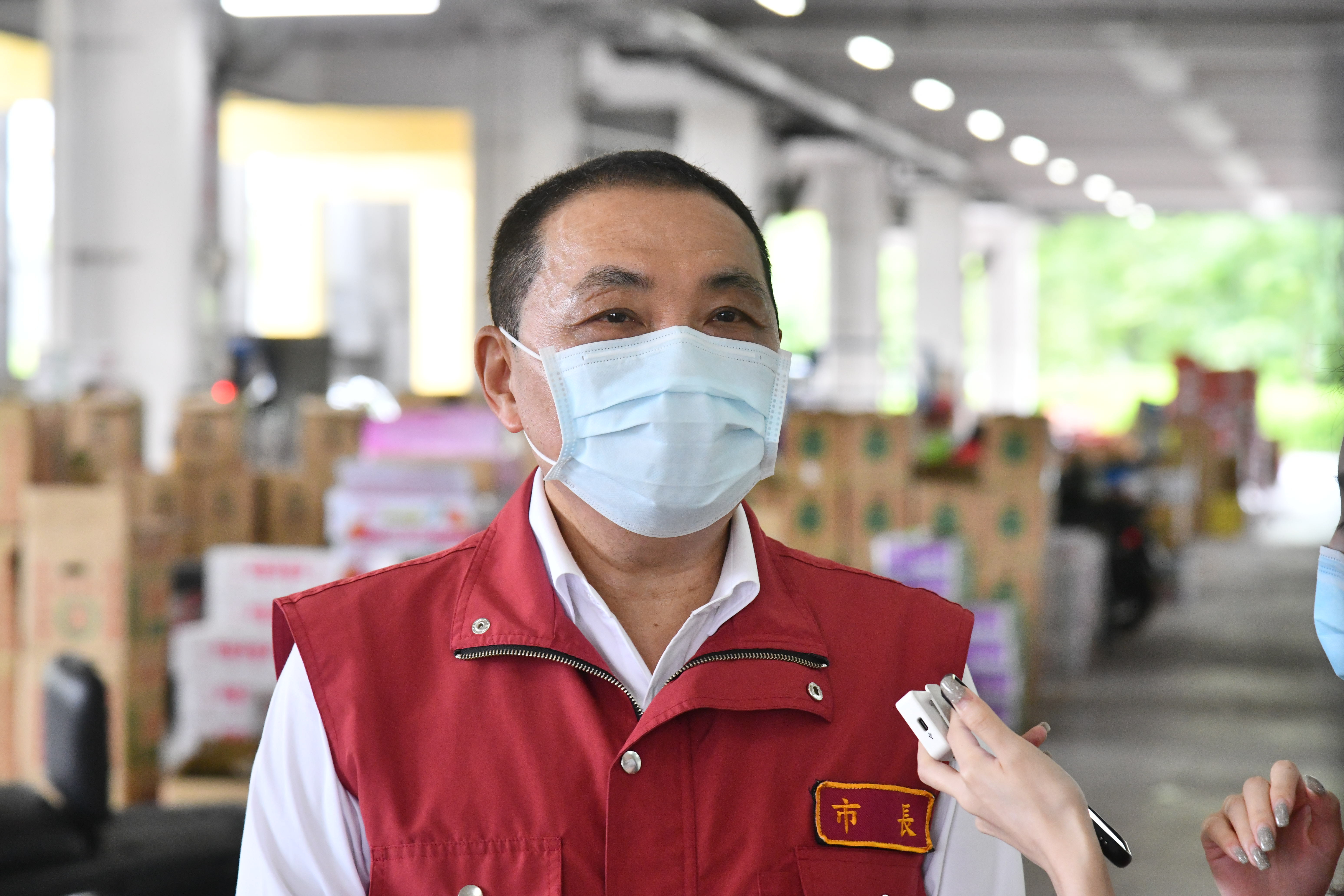 新北市長侯友宜22日視察新北板橋果菜公司篩檢作業。(新北市政府提供)