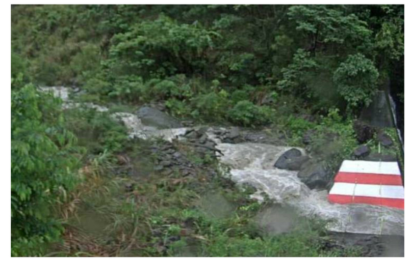 高雄市22日凌晨起豪雨不斷，這波降雨以山區為主，水利署發布53條土石流黃色警戒溪流，並呼籲注意落石坍方及河川暴漲。圖為杉林區河道。（民眾提供） (圖：中央社)