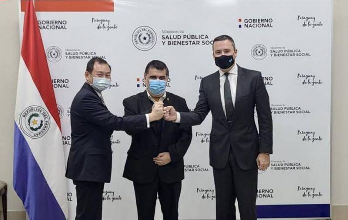 巴拉圭政府16日與台灣聯亞生技合作研發武肺疫苗的美國公司Vaxxinity簽下100萬劑疫苗預採購合約，我駐巴拉圭大使韓志正（左）也在場。（推特）