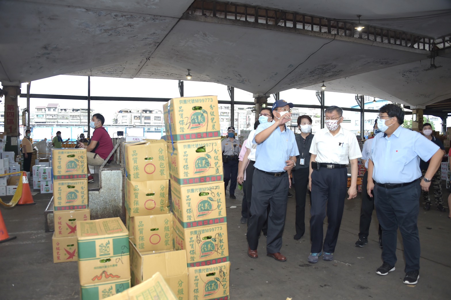 台北市長柯文哲(前排中)在北農董事長黃向群(前排右一)、總經理翁震炘(前排右三)陪同下視察北農防疫措施落實情況。(北市府提供)