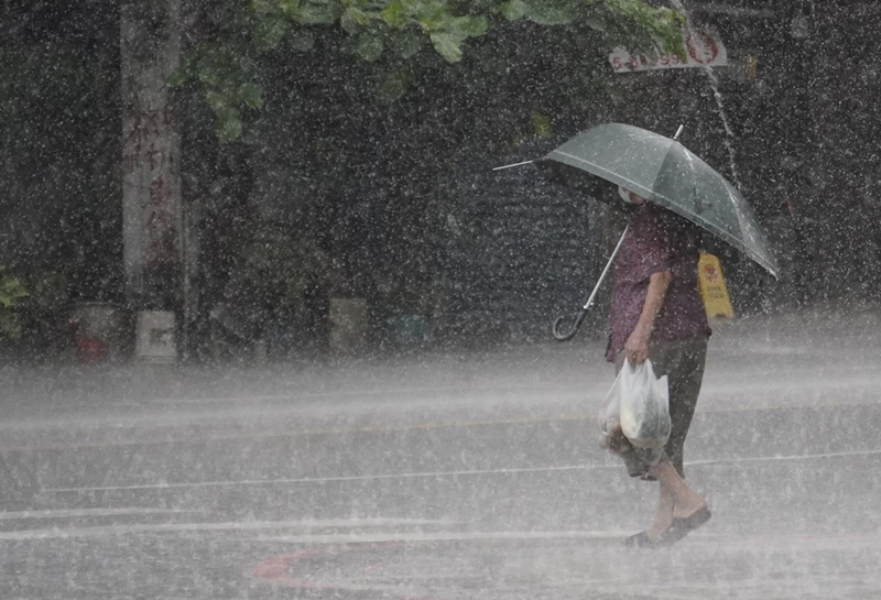 中南部留意雨勢，北、東午後雷雨增。 (圖：中央社)