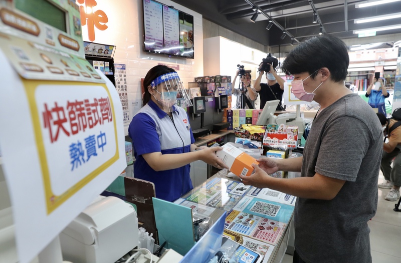 居家快篩試劑23日在超商買得到，衛福部食藥署已核准5家廠商製造或進口居家快篩試劑，方便民眾自行在家篩檢。 (圖：中央社)