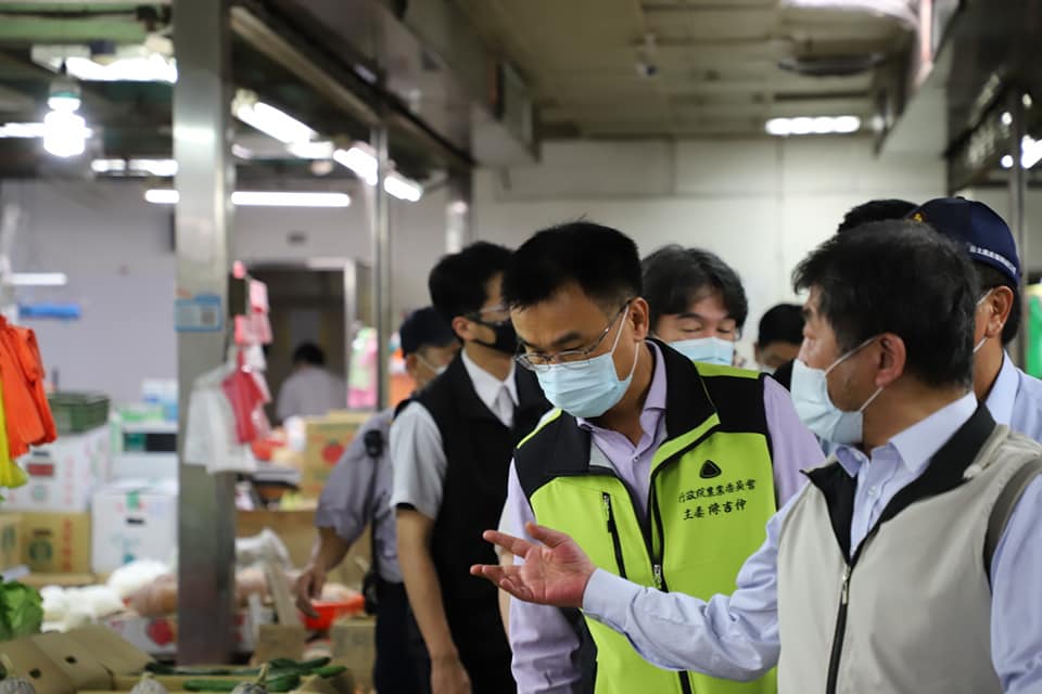 中央流行疫情指揮中心指揮官陳時中與農委會主委陳吉仲等人今 （23）日凌晨一起視察臺北第一、第二、新北三重等果菜批發市場。（陳吉仲臉書）