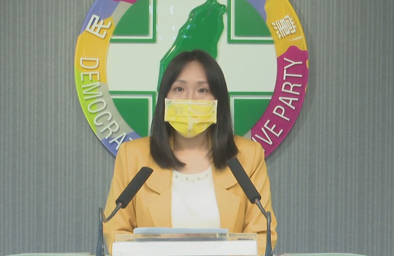 民進黨發言人謝佩芬23日呼籲國民黨，停止攻擊國產疫苗，停止唱衰國際互助，這才是全民期待。(圖擷自民進黨臉書)