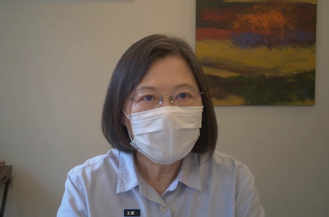 兼任民進黨主席的蔡英文總統23日在中常會呼籲全民要保持警覺、謹慎以對，疫情還未結束，盼全民一起努力。(民進黨提供)