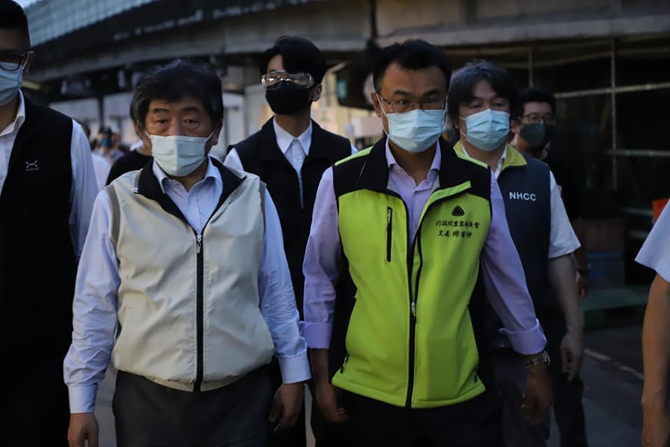 中央流行疫情指揮中心指揮官陳時中、農委會主委陳吉仲與衛福部醫福會執行長王必勝等人今 （23）日凌晨一起視察臺北第一、第二、新北三重等果菜批發市場。（陳吉仲臉書）