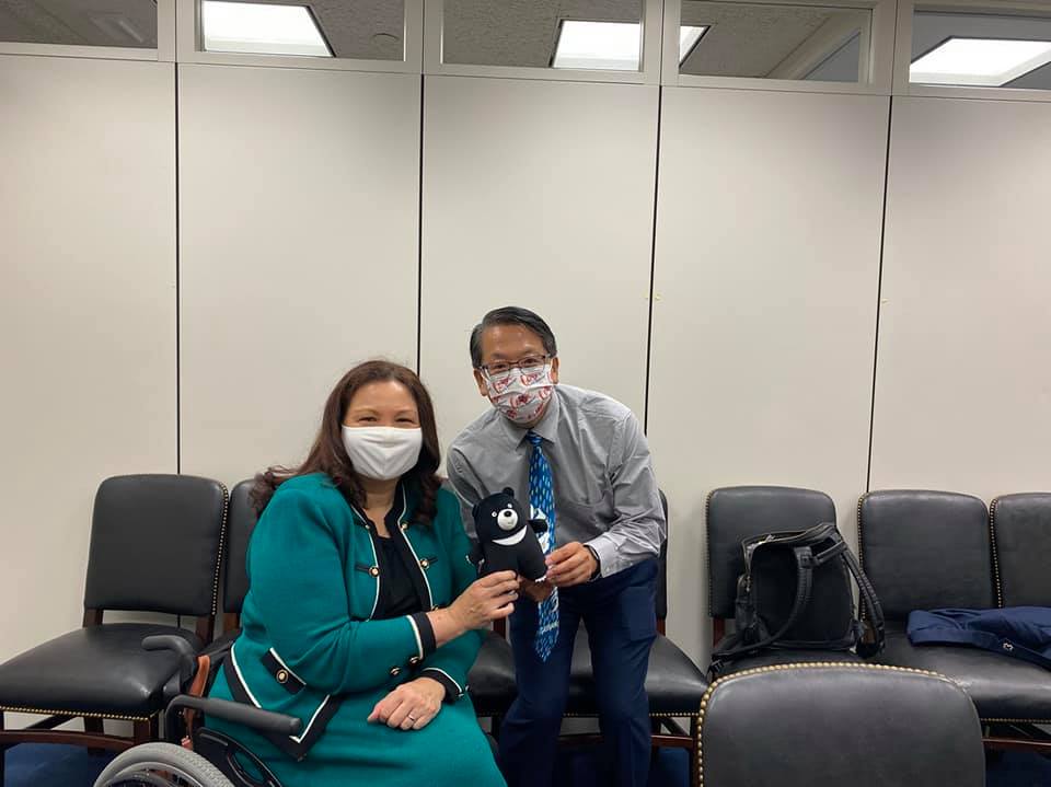 旅居紐約台僑江明信(右)積極拜訪美國重要參眾議員，每拜訪一位議員就送上台灣黑熊娃娃表達台灣心意。圖為江明信與日前訪台的美國參議員Ladda Tammy Duckworth合影。(僑務電子報/江明信提供)
