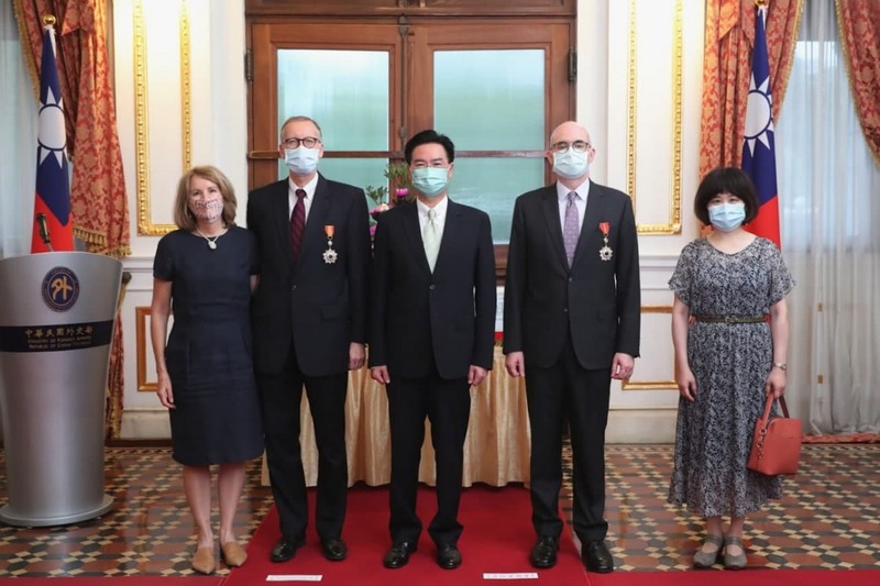 外交部長吳釗燮（中）24日在台北賓館分別頒贈AIT/T處長酈英傑（左2）及AIT/T副處長谷立言（右2）獎章，表彰他們任內對促進台美關係的貢獻。AIT/T處長夫人布蘭達（左1）、酈英傑、吳釗燮、谷立言、AIT/T副處長夫人柯雅文（右1）於頒贈典禮後合影。（外交部提供） (圖：中央社)