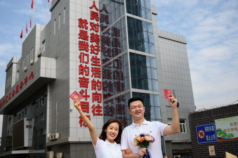 圖為太原市一對新人在520當天領證結婚。（中新社提供） (圖：中央社)