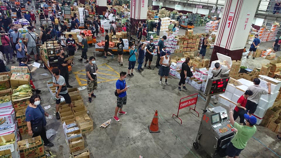 指揮中心推動精進市場專案，與雙北達成三共識。圖為台北第二果菜批發市場。（王必勝臉書）