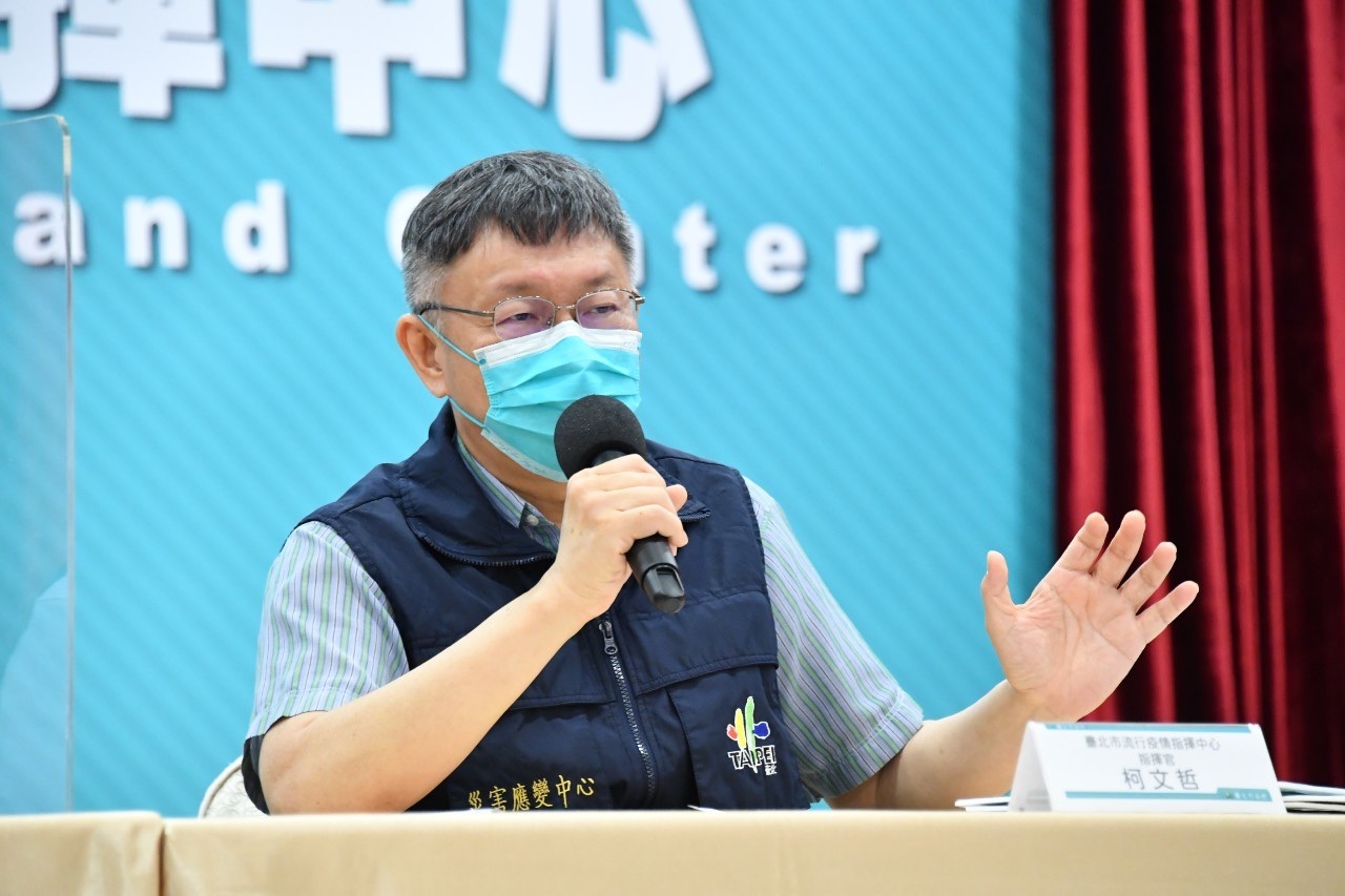 台北市長柯文哲在下午舉行的防疫記者會中表示，對於日本，他要表達感謝，也感謝駐日大使謝長廷在日本的努力。(北市府提供)
