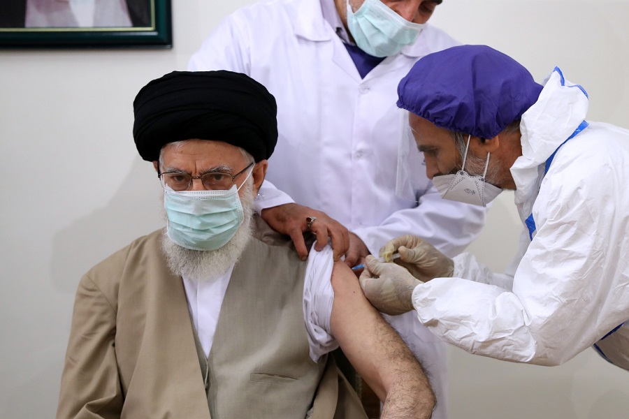 伊朗最高領袖哈米尼(Ayatollah Ali Khamenei)25日接種第一劑2019年冠狀病毒疾病(COVID-19)疫苗，並且這一劑疫苗是完全由伊朗本土科學家自行研發而成。(圖:Khamenei Twitter)