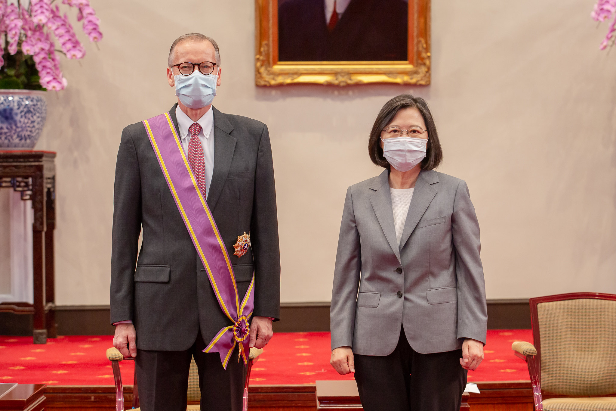 AIT台北辦事處處長酈英傑(左)將離任，總統蔡英文(右)感謝酈英傑對台美關係貢獻。(資料照/總統府提供)