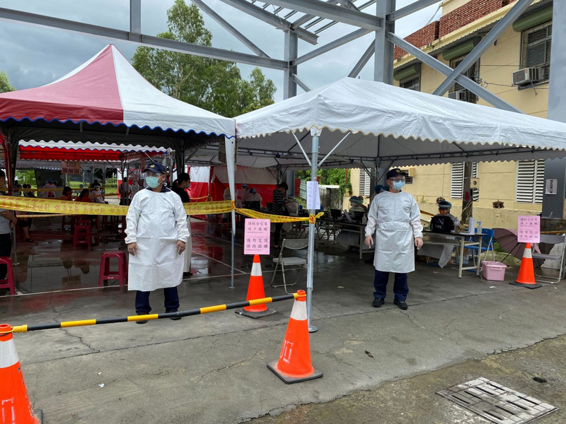 台北市政府表示，2名台北市民曾與屏東的Delta變種病毒確診者接觸，PCR採檢結果皆為陰性。圖為屏東縣政府於枋山成立之篩檢站。（屏東縣政府提供） (圖：中央社)