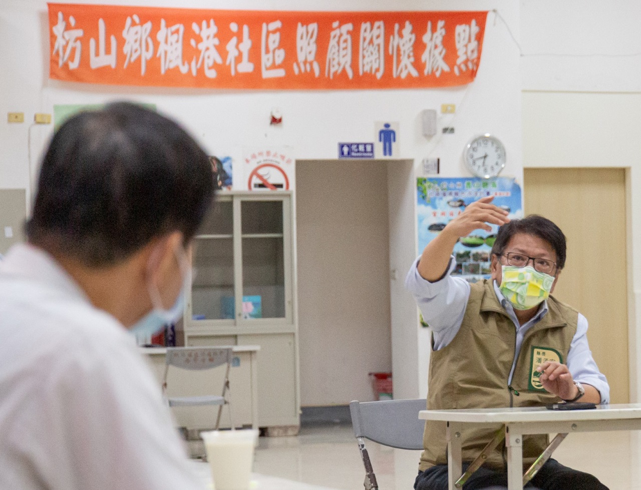 屏東縣長潘孟安表示，指揮中心將撥補1200劑AZ疫苗，自27日起，針對楓港村和善餘村展開全面施打作業。(圖：潘孟安臉書)