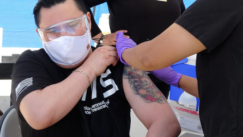 隨著感染力更強的Delta變種病毒入侵，美國中央及地方政府正鼓勵年輕人施打疫苗。目前年輕人的疫苗施打率只有老年人的一半。 (圖：中央社)