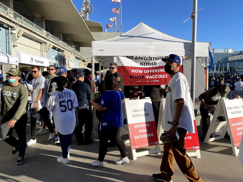 美國佛蒙特州是COVID-19疫苗接種普及最高的城市。圖為加州洛杉磯道奇球場內的疫苗施打站。 (圖：中央社)