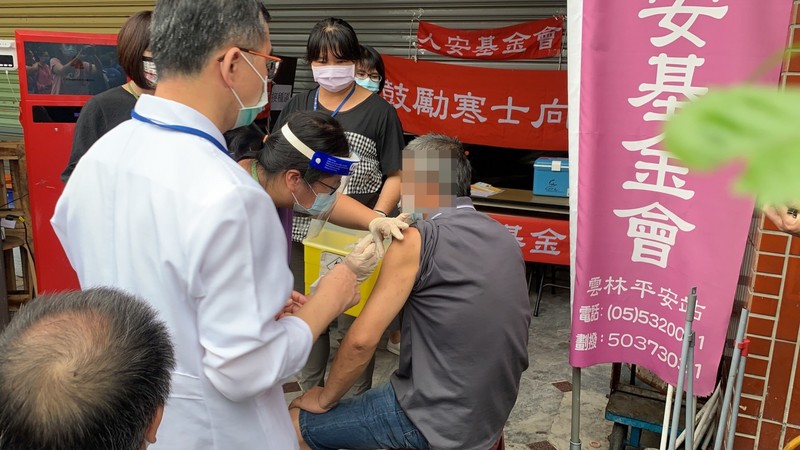 雲林縣列冊街友有36人，縣府上週安排快篩，結果全數陰性，考量他們流動性高、居無定所，也進一步勸導及調查接種疫苗意願，28日共有20名街友接種疫苗。 (圖：中央社)