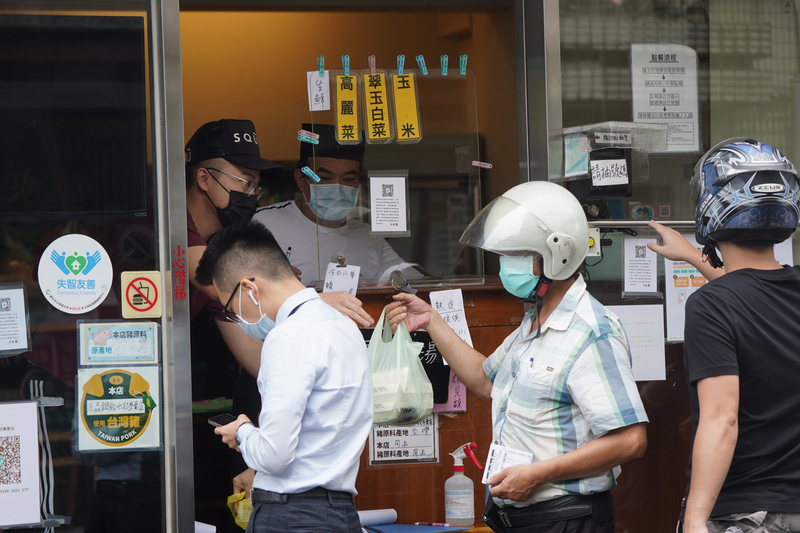 圖為民眾去餐廳外帶餐點。 (圖：中央社)