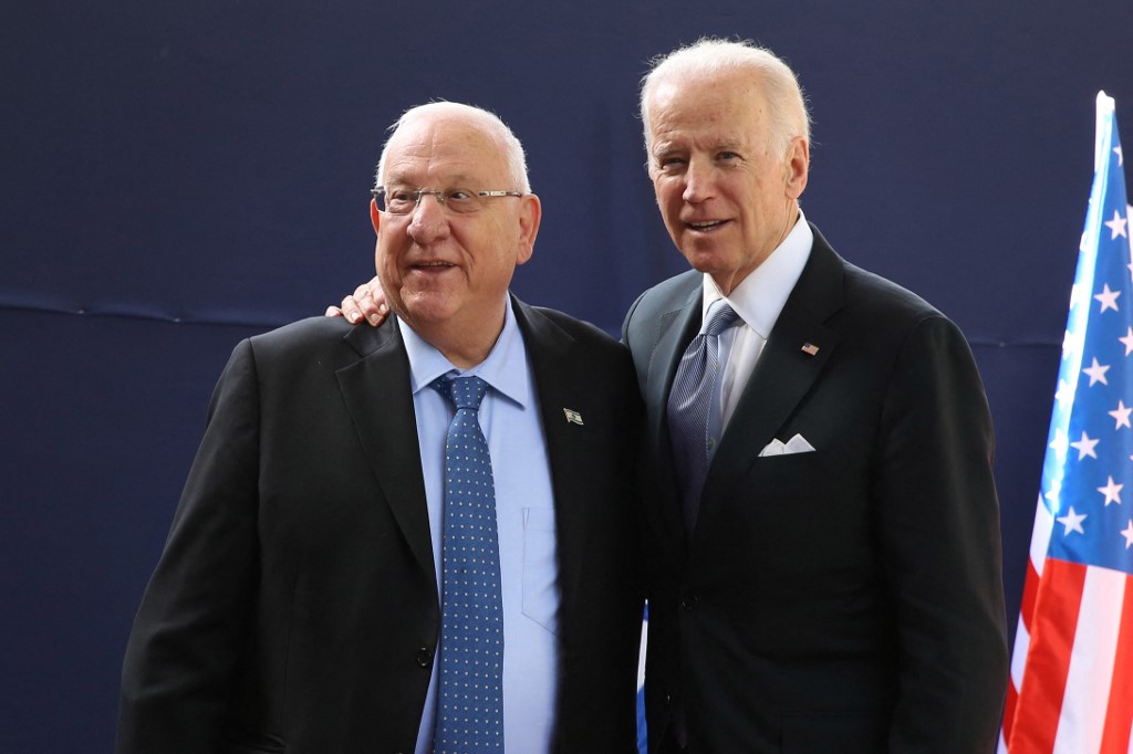 圖為2016年時任美國副總統的拜登(Joe Biden) 在耶路撒冷與以色列總統李佛林(Reuven Rivlin)會面。(AFP)