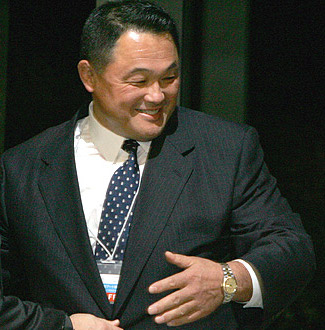 日本奧林匹克委員會(JOC)主席山下泰裕(Yasuhiro Yamashita)28日表示，「不可能」(no way)確保抵達日本參賽的外國代表團中，零驗出確診2019年冠狀病毒疾病(COVID-19)病例。(圖:維基百科)