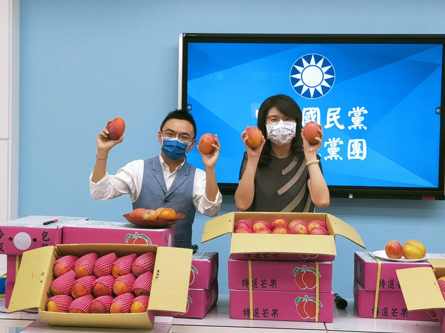 國民黨團書記長鄭麗文(右)29日與立委洪孟楷訂購100箱枋山愛文芒果支持農民。(國民黨團提供)