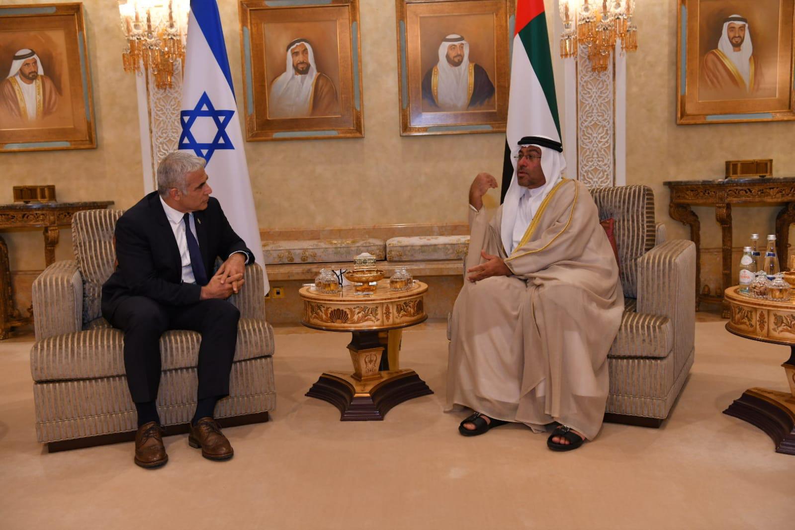 以色列外交部長拉皮德(Yair Lapid)（左）29日抵達阿拉伯聯合大公國(UAE)首都阿布達比(Abu Dhabi)，成為以阿關係正常化以來，第一位正式訪問阿聯的以色列部長級官員。（圖：Yair Lapid twitter)