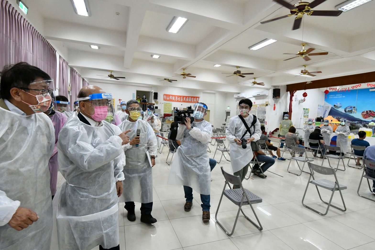 行政院長蘇貞昌29日視察屏東視察楓港和善餘村疫苗施打站。(行政院提供)