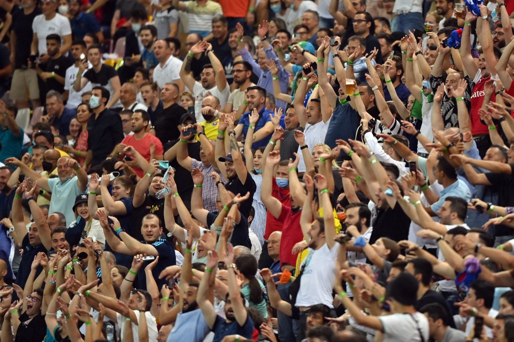 正在歐洲舉辦的歐洲國家盃足球賽場場吸引爆滿觀眾，讓專家憂心將加速Delta變異株病毒的擴散。歐洲國家盃28日在羅馬尼亞的16強賽事中，場邊滿滿的觀眾。（法新社）