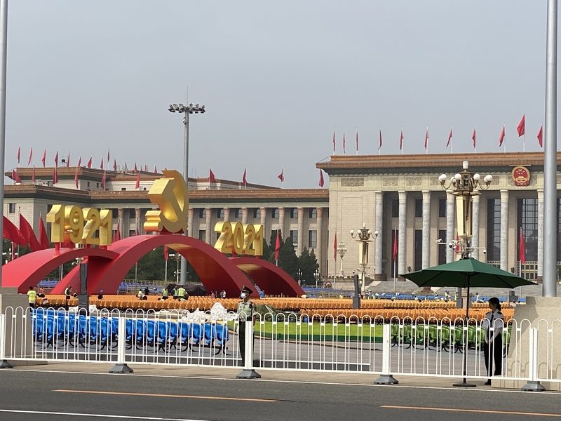 中共建黨百年慶祝大會將於7月1日在天安門廣場登場，廣場內的露天座位、裝置造景等6月30日時均已架設完成。 (圖：中央社)
