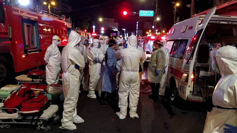 彰化市喬友大樓去年6月30日晚間火警，消防隊員穿著防護衣協助住客及員工脫困，但火警共釀4人無生命徵象。（彰化縣政府提供）