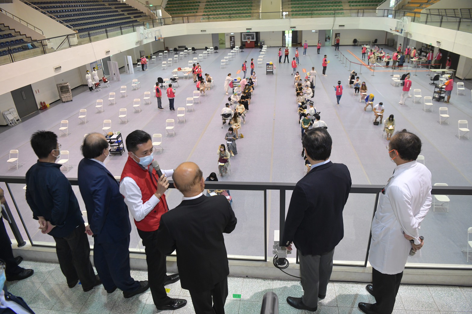 行政院長蘇貞昌30日到新竹市立體育館疫苗施打站視察疫苗施打情況。(行政院提供)