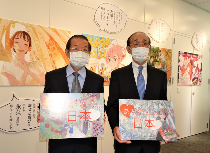 集結10位台灣漫畫家作品與謝詞的「謝謝日本彩稿展」及「漫畫有聲音展」1日在駐日代表處台灣文化中心登場。駐日代表謝長廷（左）、日本台灣交流協會理事長谷崎泰明（右）出席。 (圖：中央社)