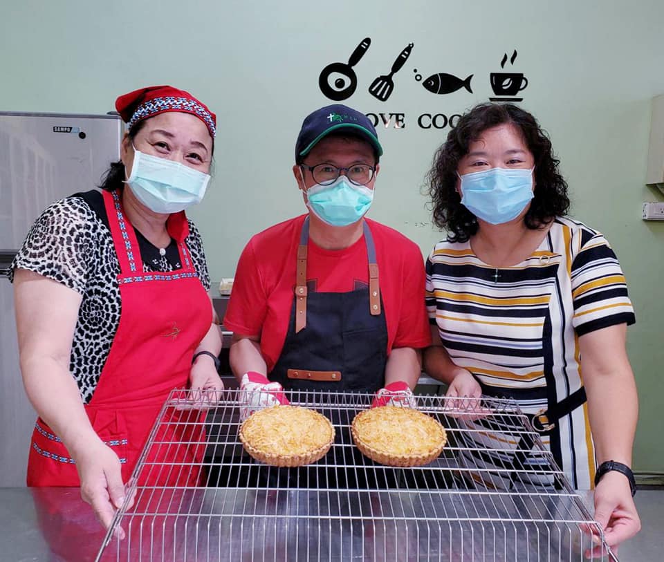 疫情來襲，慈善團體捐款大減，烘焙達人賈漢生老師(中)發起購派送暖到門諾活動。圖:取材自賈漢生臉書
