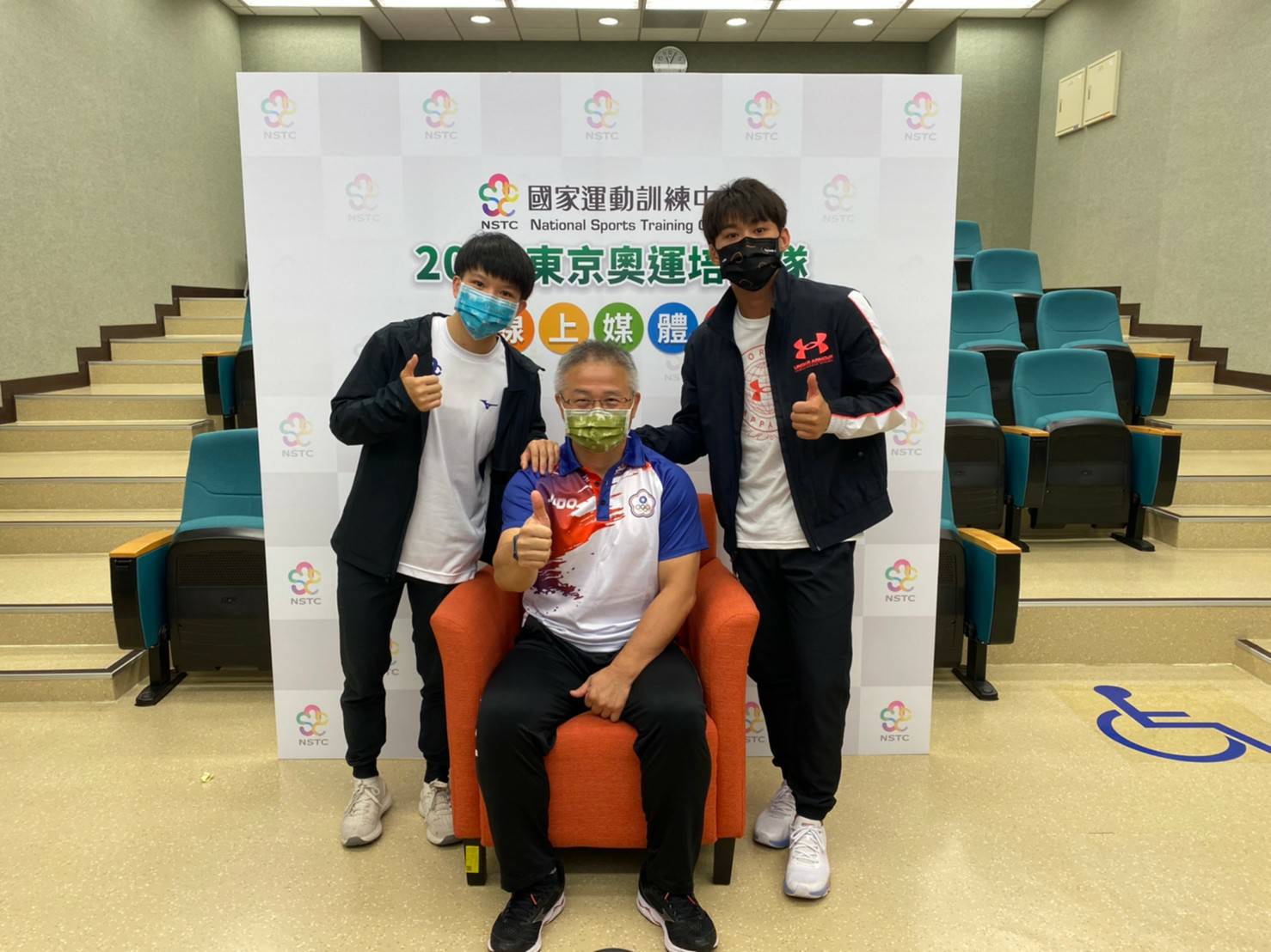 在奧運倒數不到一個月最後階段，國訓中心1日特別安排楊勇緯（右）、林真豪（左）與教練劉文等（中）一起舉辦線上媒體日，分享目前備戰狀態。(國訓中心提供)