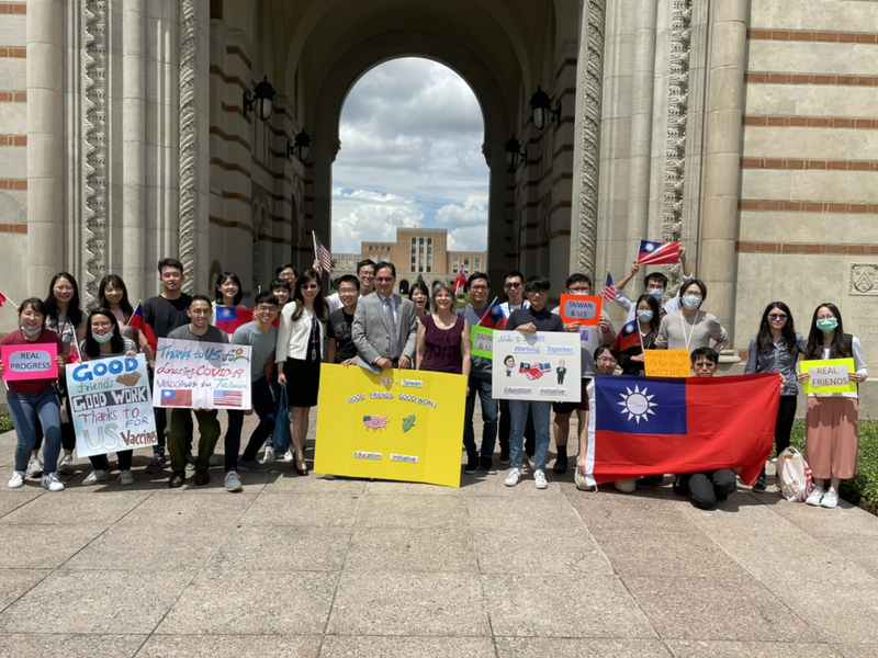 美國德州休士頓地區30多名台灣留學生當地時間6月30日在萊斯大學集會，發聲感謝美國捐贈疫苗給台灣。（休士頓辦事處提供） (圖：中央社)