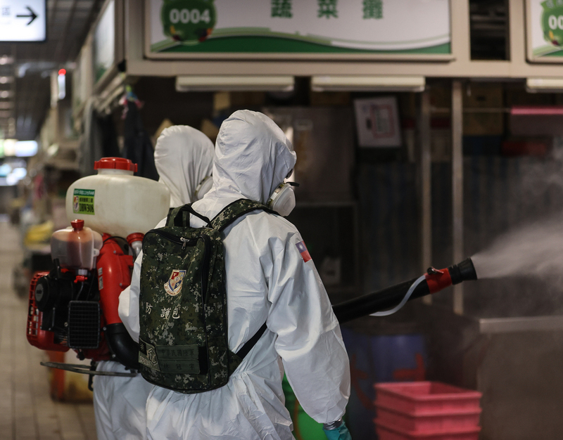 台北市環南市場經篩檢後有41名攤商確診，北市府2日要求休市3天，國軍化學兵出動進場消毒。 (圖：中央社)