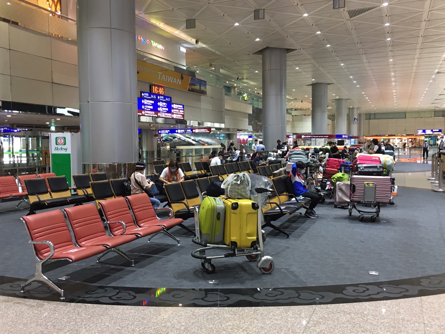 中央流行疫情指揮中心指揮官王必勝25日表示，等到這一波BA.5疫情高峰過後、趨勢確定往下時，就可著手大幅開放邊境，時間點估計在9月底。(桃園機場公司提供)