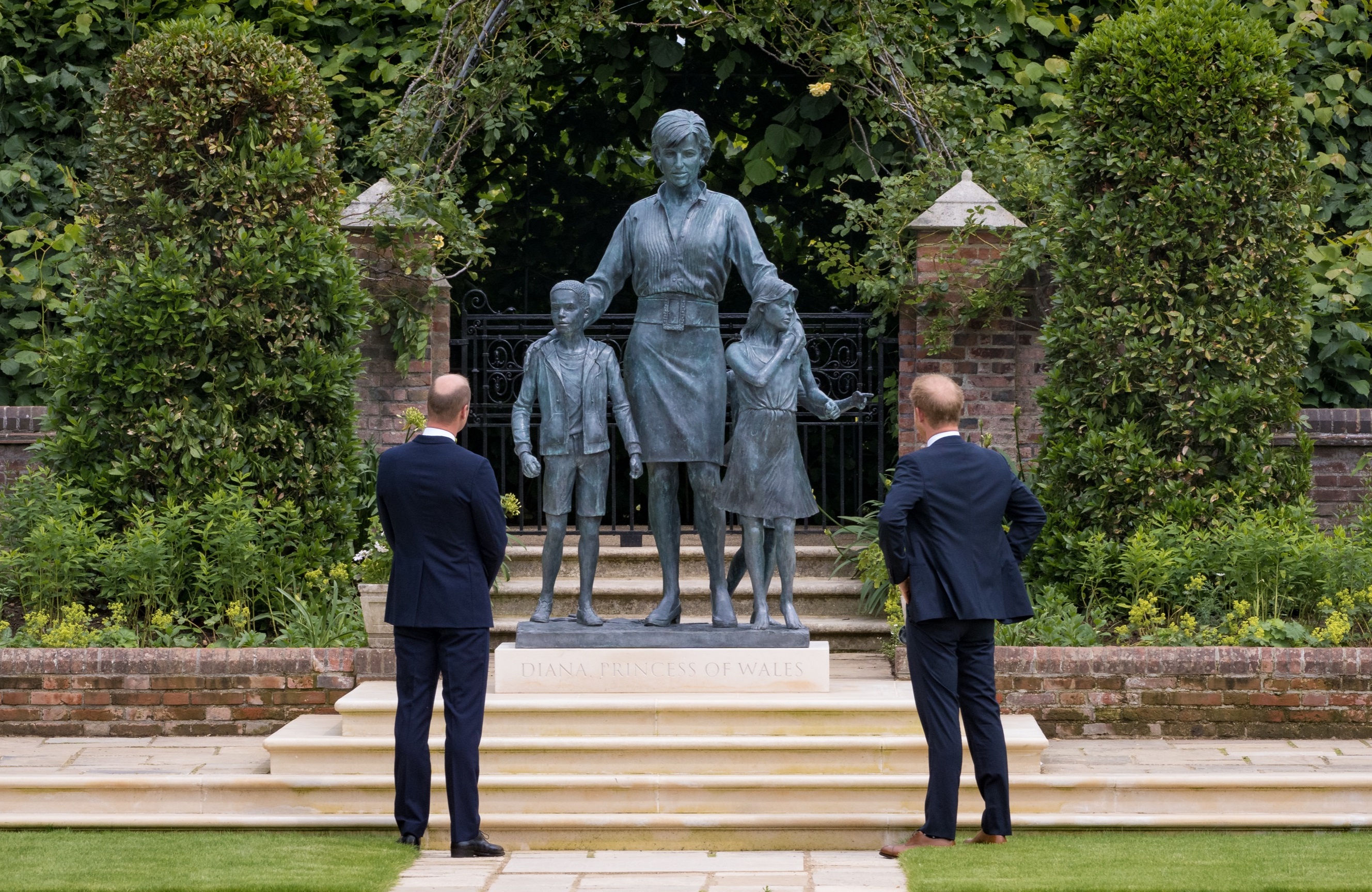 圖為黛妃60歲冥誕，威廉王子和哈利王子連袂出席為雕像揭幕。 (圖:英國王室)