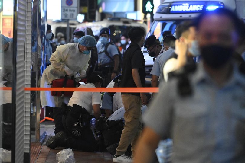 香港一名警員1日遭到襲擊受傷後，大批警員趕往增援，這樁事件馬上遭港府定調為孤狼式恐攻。（圖：立場新聞提供）