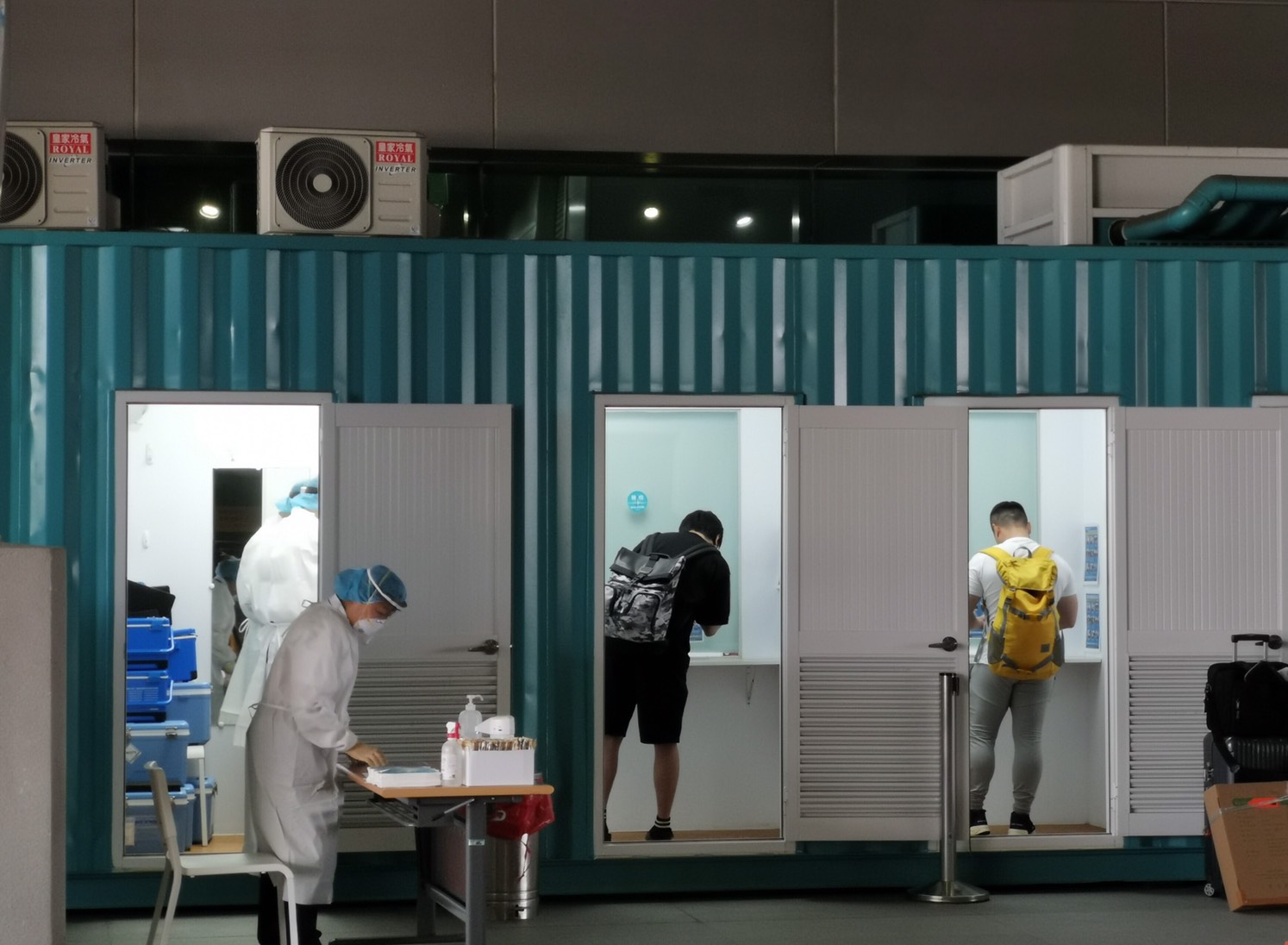 針對外界質疑衛福部造冊施打疫苗人數多於編制人員，指揮中心表示，相關防疫人員與醫護人員均列為COVID-19公費疫苗接種的優先施打對象。圖為桃機入境邊境檢疫人員。(桃園機場公司提供)