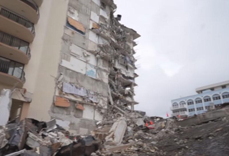 美國邁阿密的一座濱海公寓大樓先前意外倒塌，在鋼筋瓦礫堆中的艱辛搜救行動稍早因安全問題而暫時停止後，當局現已恢復搜救，並採取更多安全措施。(圖擷取自YouTube)