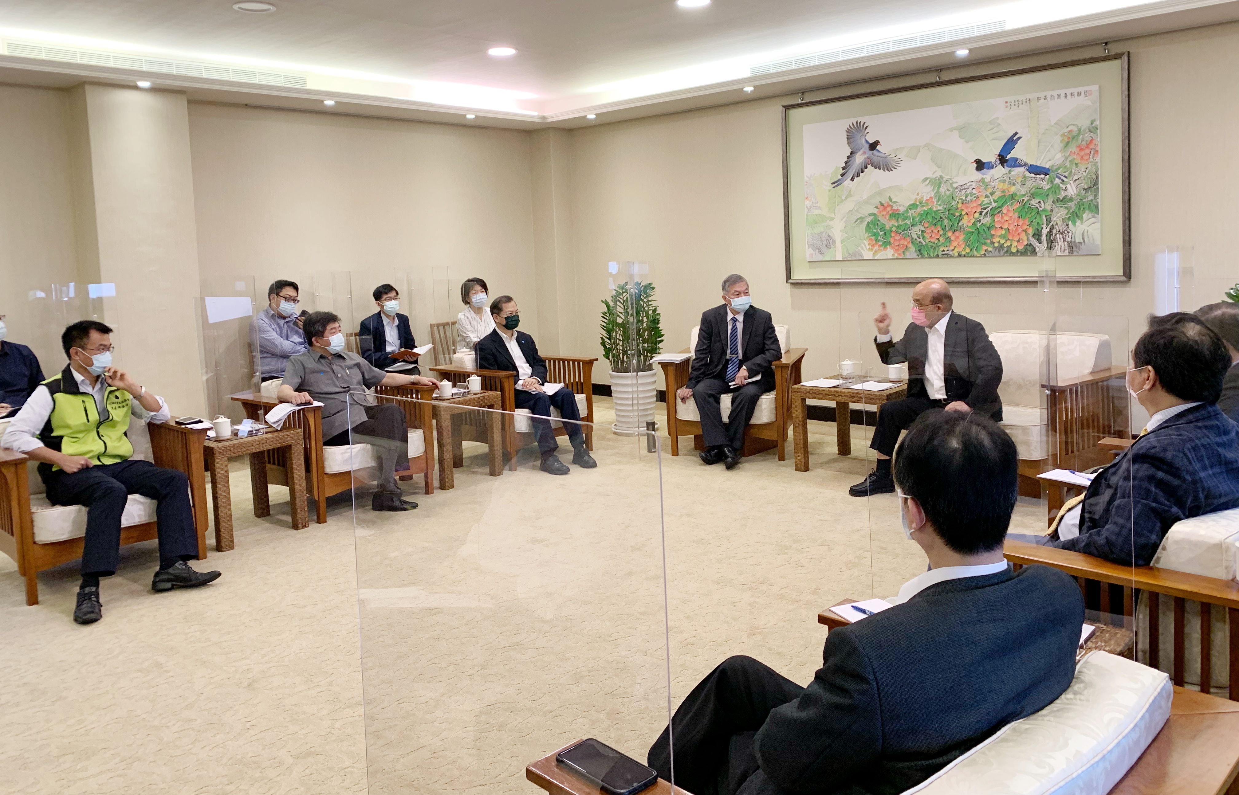 環南市場再爆群聚，行政院長蘇貞昌今天上午召開防疫應變會議因應。(行政院提供)