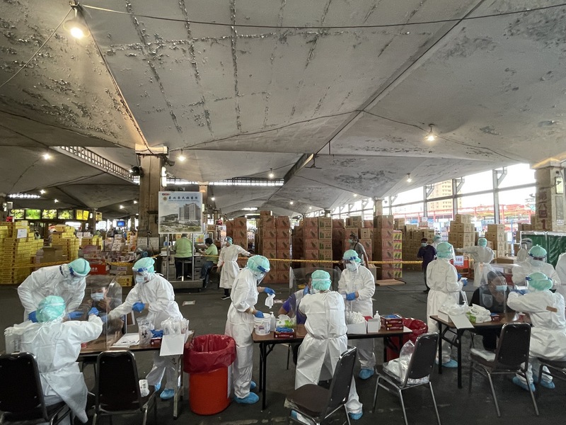 台北市政府在台北農產運銷股份有限公司第一果菜批發市場設篩檢站，台北榮民總醫院團隊進駐。（台北榮總提供） (圖：中央社)