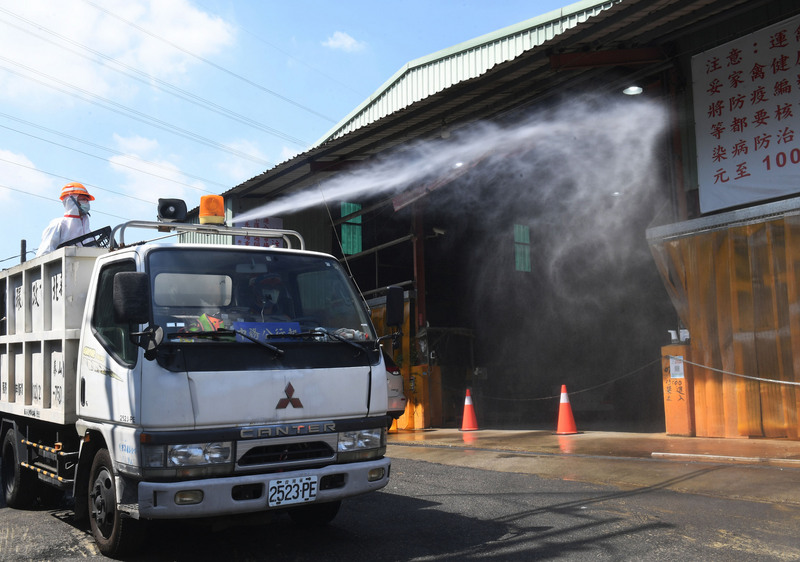 新北市長侯友宜3日視察新北市家禽運銷合作社。 (圖：中央社)