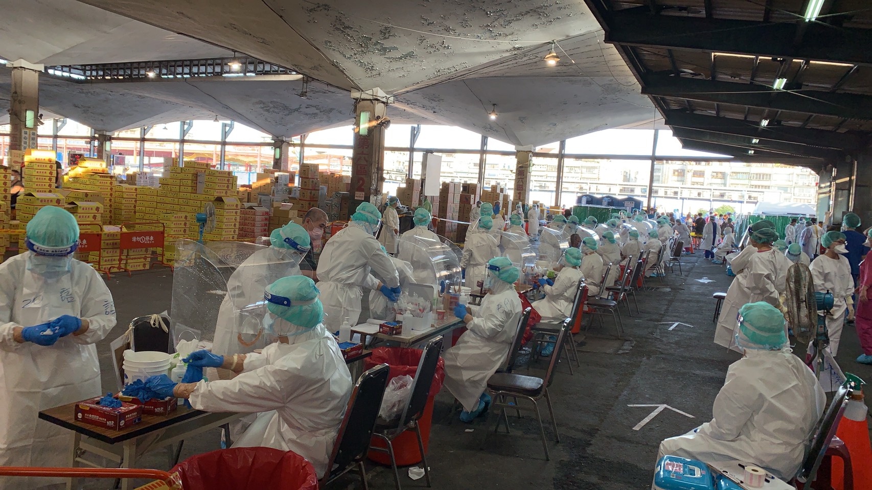 北榮3日在北農第一市場執行擴大採檢，預計今天完成所有採檢報告。(北榮提供)